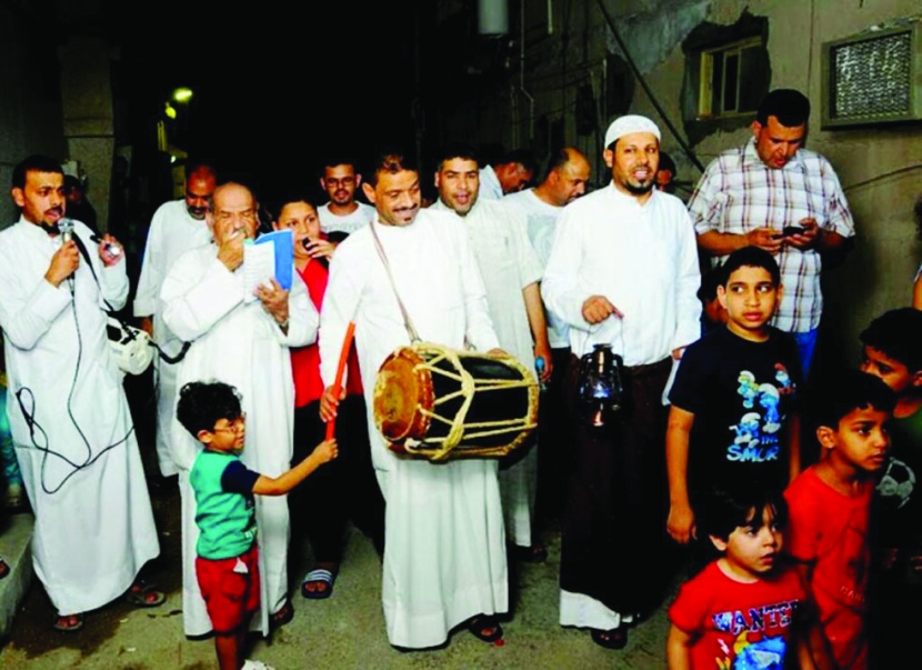 "المسحراتي" .. مهنة تعود بالأجيال إلى زمن الماضي الجميل