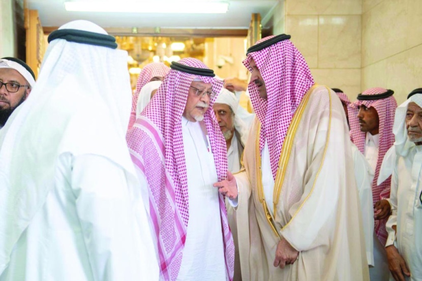 أمير المدينة المنورة يؤدي صلاة الميت على وزير الإعلام الأسبق علي الشاعر