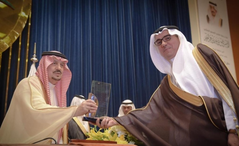 أمير الرياض يكرم «ساب» لجهوده في دعم الأيتام