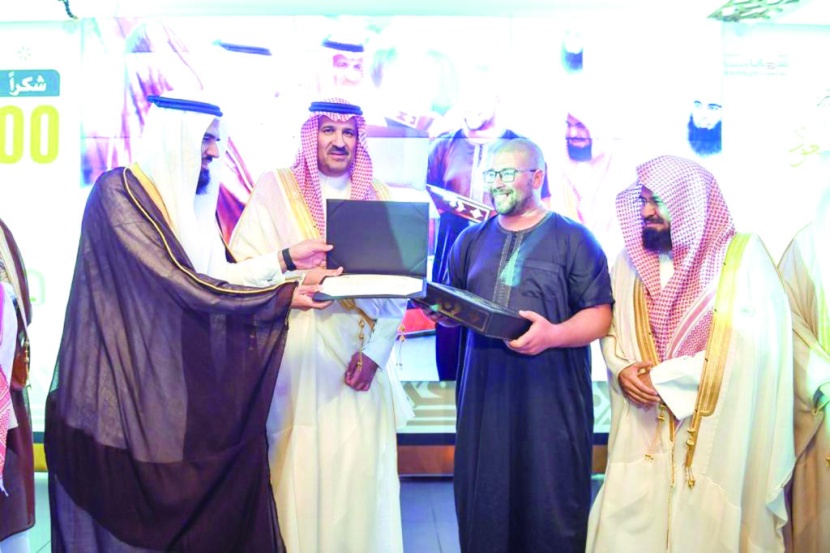 أمير المدينة المنورة يكرم الزائر رقم 5 ملايين لمتحف معرض القرآن
