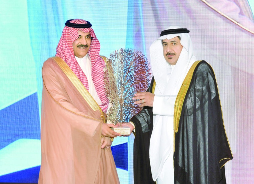 رئيس مجلس «مرضى الزهايمر» يكرم البنك العربي الوطني