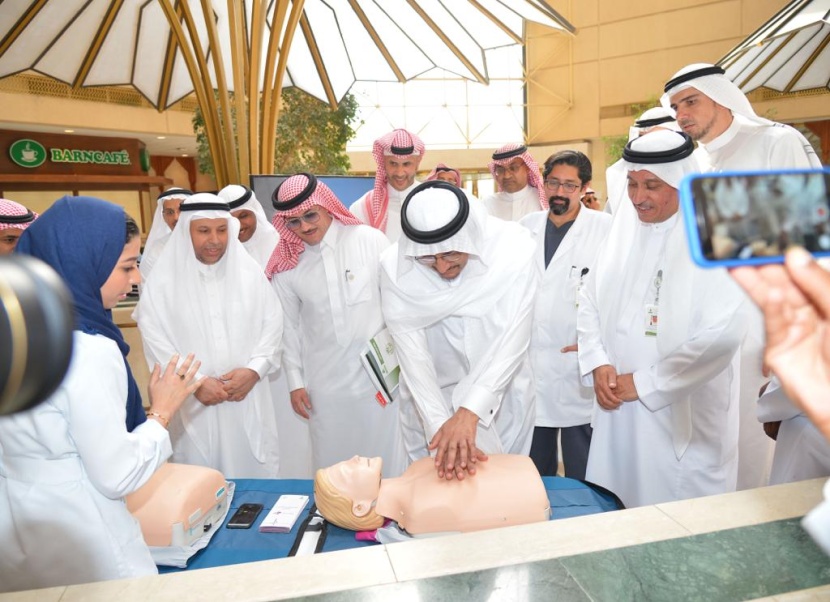 وزير التعليم يدشن برامج ومشروعات جامعة المؤسس.. ويسلم شهادة الماجستير لوالدي طالبة متوفاه