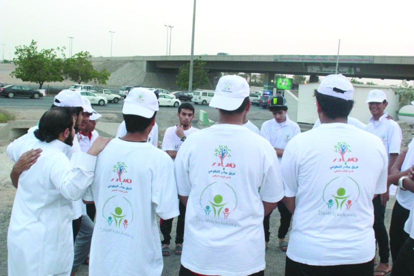 شباب سعودي يتسابق عند إشارات المرور لتفطير الصائمين