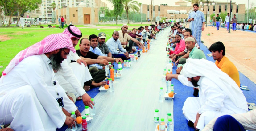 موائد إفطار الصائمين .. تكافل يشوهه الإسراف والتباهي