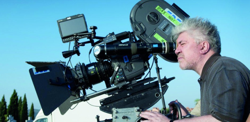 مهرجان فينيسيا يكرم المخرج ألمودوفار بجائزة الأسد الذهبي