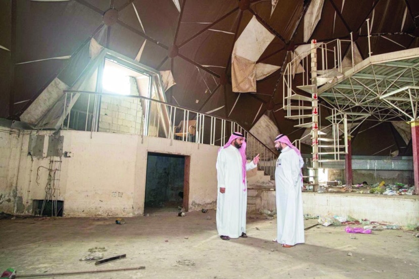وزير الثقافة يقف على «جدة دوم» ويعلن إعادة ترميمه
