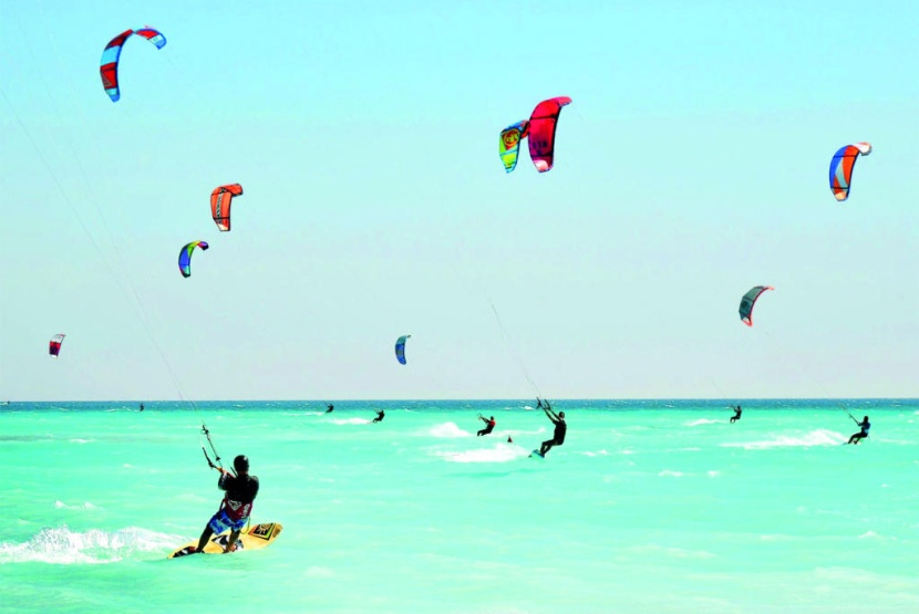 انطلاق أول بطولة لركوب الأمواج بالشراع في المملكة غدا