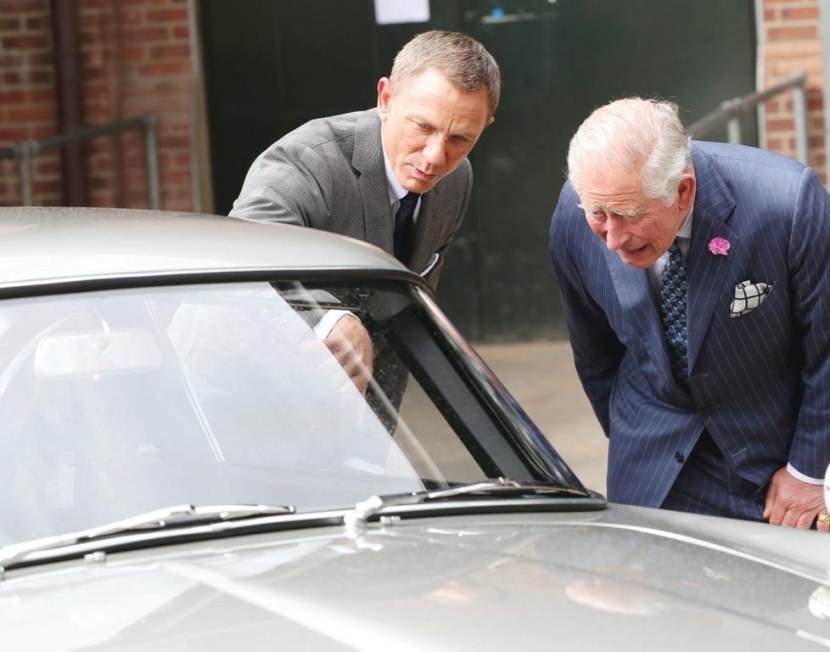 جيمس بوند يتلقى زيارة ملكية ويستعد لعرض سيارته الكهربائية في فيلمه الجديد