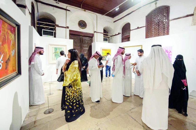 «الفن للبلد» يجذب الجمهور بـ 42   لوحة في جدة التاريخية