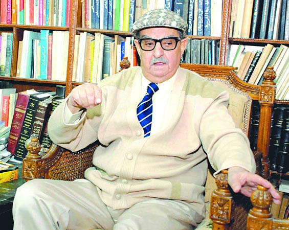إمام عبد الفتاح إمام .. حياة ملؤها الكتب
