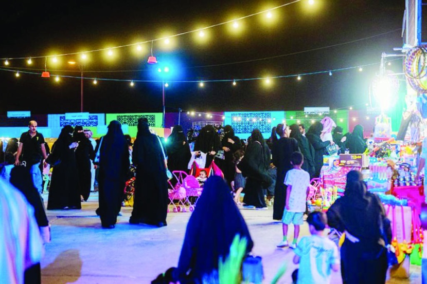 رسامات «يونايتد» للفن التشكيلي يجذبن هواة الرسم الحر في 
«صيف بريدة 40»