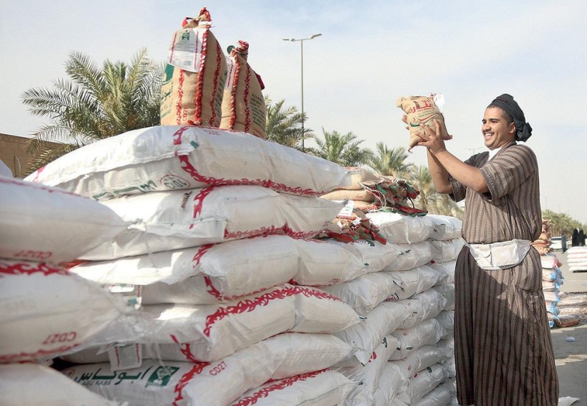 إحياء للشعيرة .. آباء يصطحبون أبناءهم لشراء زكاة الفطر
