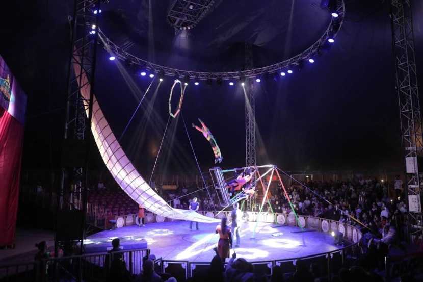 عروض السيرك والفرق الاستعراضية العالمية تجذب الجماهير في "موسم العيد"