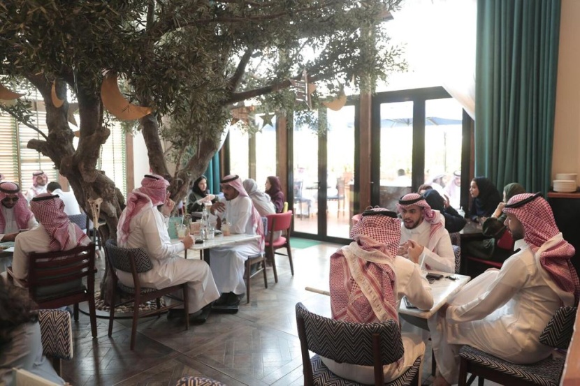 أكثر من ٥٠٠ مطعم ومقهى تتزين بهوية "موسم العيد"