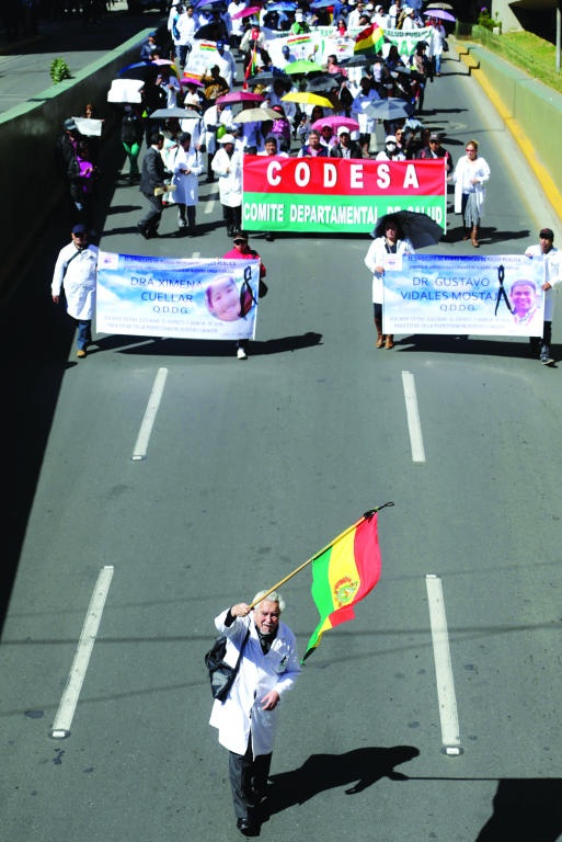 أطباء يتظاهرون في العاصمة البوليفية لاباز احتجاجا على وفاة طبيبين نتيجة الإصابة بأحد الفيروسات