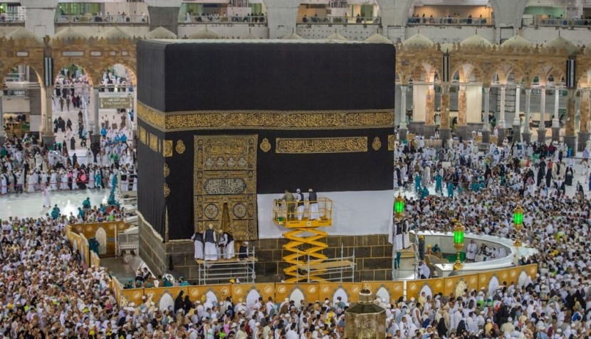 رفع ثوب الكعبة المشرفة استعدادا لموسم الحج