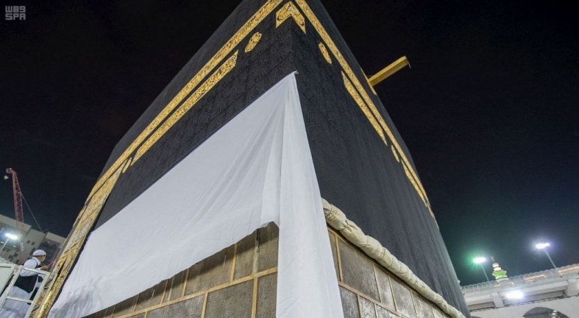 رفع ثوب الكعبة المشرفة استعدادا لموسم الحج