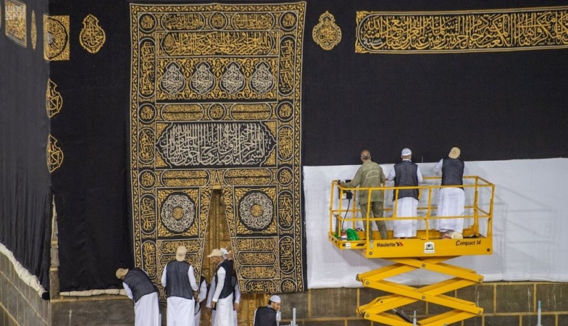 رفع ثوب الكعبة المشرفة استعدادا لموسم الحج