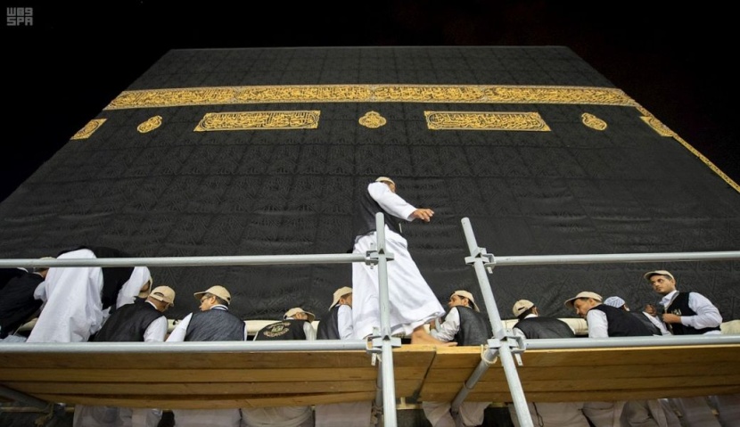 رفع ثوب الكعبة المشرفة استعدادا لموسم الحج