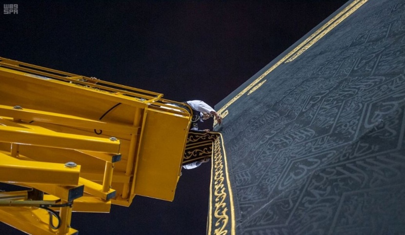 رفع ثوب الكعبة المشرفة استعدادا لموسم الحج