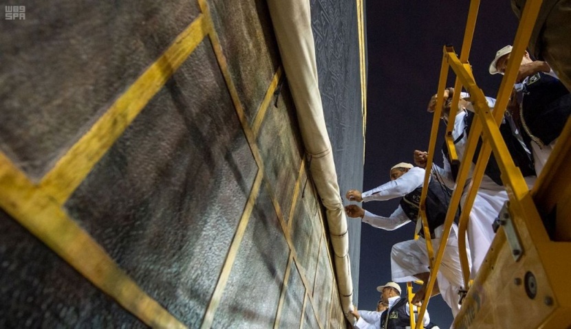 رفع ثوب الكعبة المشرفة استعدادا لموسم الحج