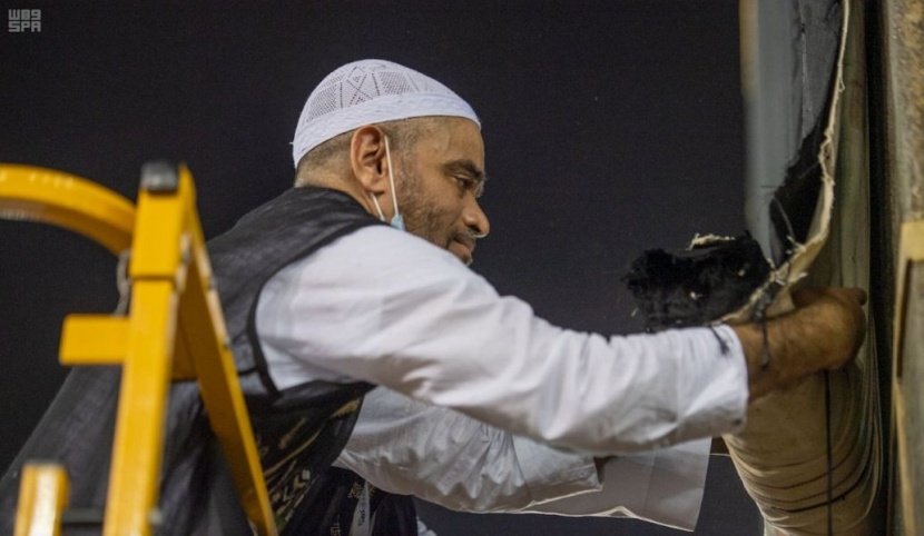 رفع ثوب الكعبة المشرفة استعدادا لموسم الحج