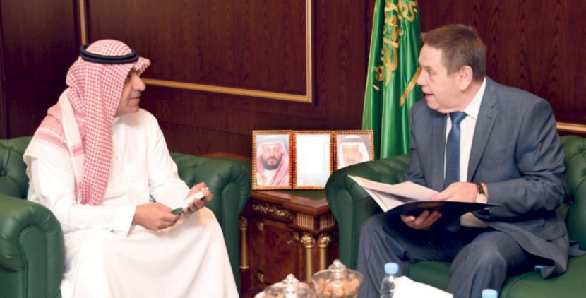 وزير الإعلام يبحث مجالات التعاون مع السفير الروسي