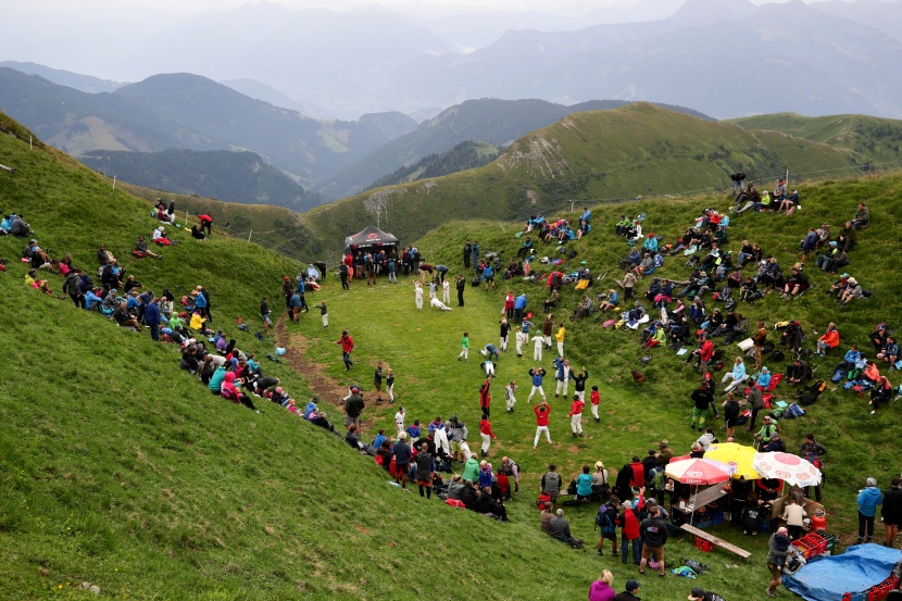 مصارعة فوق قمة جبل في النمسا إحياء لتقليد يعود لأكثر من 500 عام