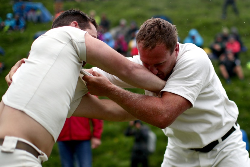 مصارعة فوق قمة جبل في النمسا إحياء لتقليد يعود لأكثر من 500 عام