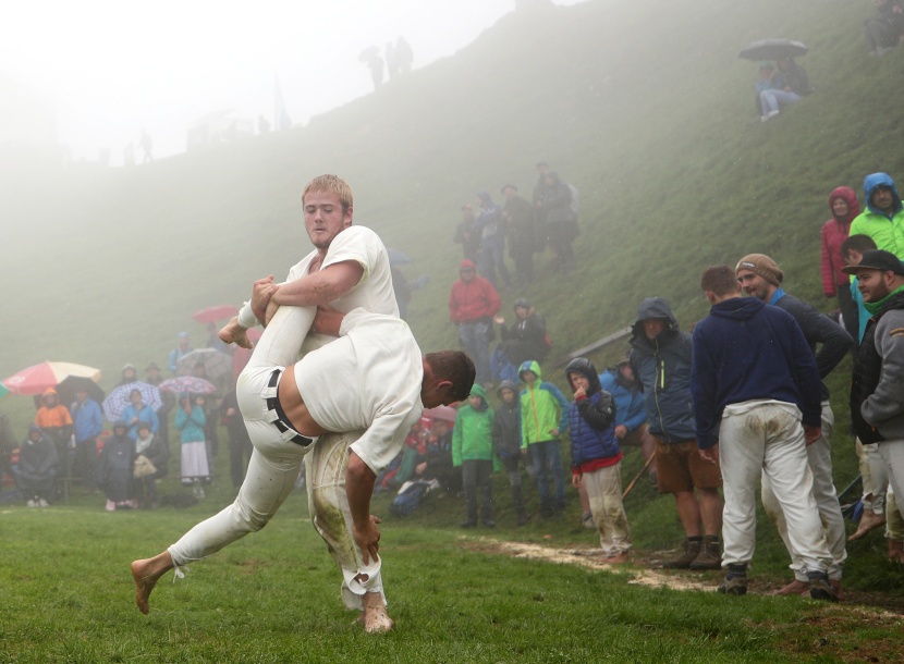 مصارعة فوق قمة جبل في النمسا إحياء لتقليد يعود لأكثر من 500 عام