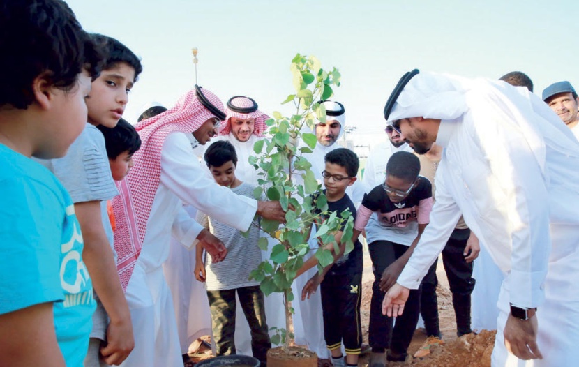 موظفو «الراجحي» يتطوعون في حملة الغد الأخضر في المجمعة والقويعية