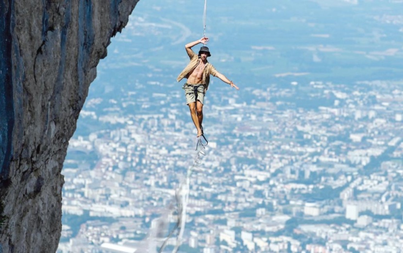 رجل يمشي على حبل خلال مهرجان مارموتتي هايلاين بروجكيت