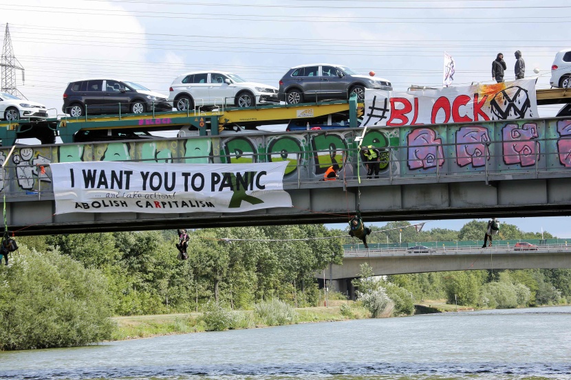 نشطاء حماية المناخ يوقفون قطارا محملا بسيارات "فولكسفاجن" في ألمانيا