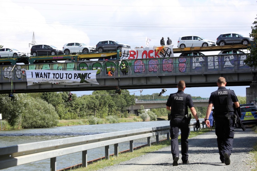 نشطاء حماية المناخ يوقفون قطارا محملا بسيارات "فولكسفاجن" في ألمانيا