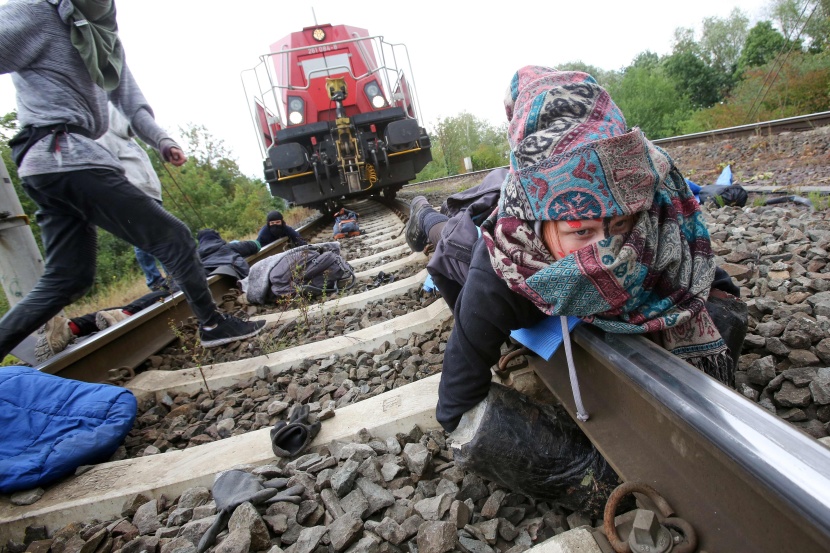 نشطاء حماية المناخ يوقفون قطارا محملا بسيارات "فولكسفاجن" في ألمانيا