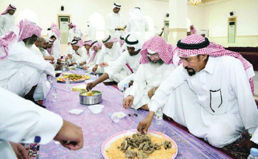 مواطنون يحيون عادات «جيل الطيبين» ويحتفون بالحجاج