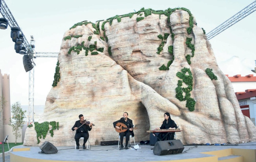 النغم والتراث والرسم .. لوحات إبداعية في «ساحة الفن» تجذب زوار سوق عكاظ