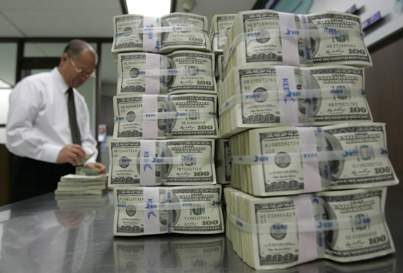 الروبل الروسي يقترب من أدنى مستوى منذ مايو .. والدولار يتماسك