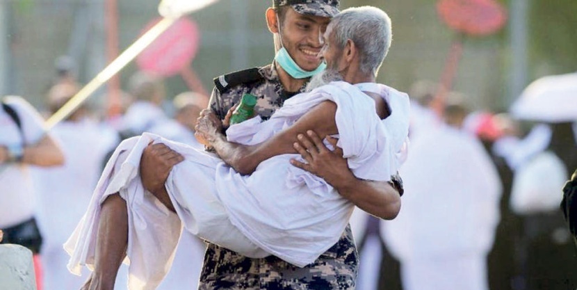 رجل الأمن السعودي .. إنسانية ونفس مبتهجة لتقديم الواجب للحجاج