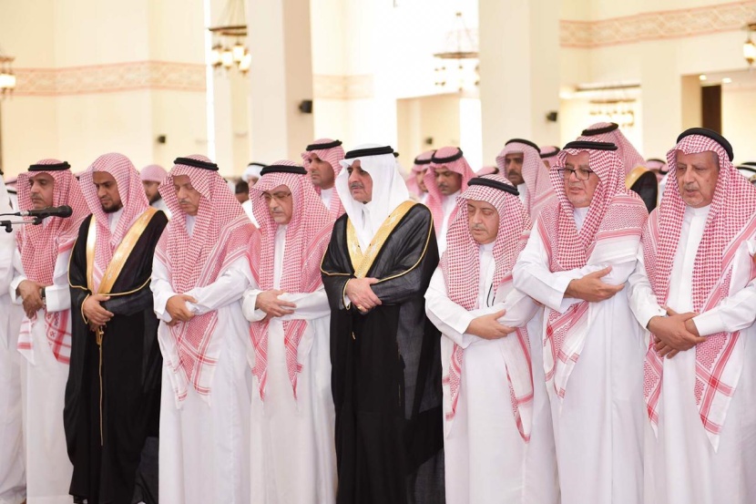 أمير تبوك يؤدي صلاة الميت على الشيخ سداد الفاخري
