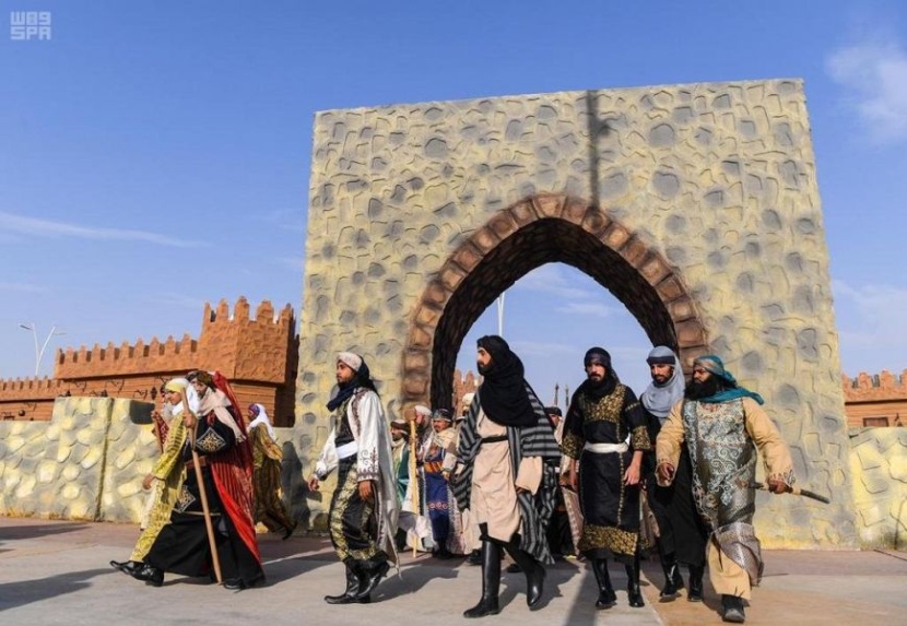 "جادة عكاظ" تثير شغف زوار موسم الطائف بموروث الأمس