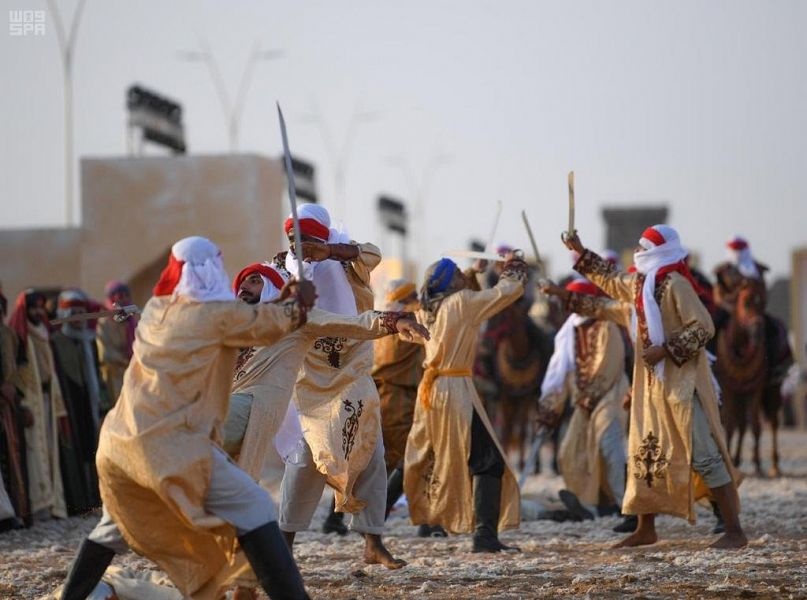 "جادة عكاظ" تثير شغف زوار موسم الطائف بموروث الأمس