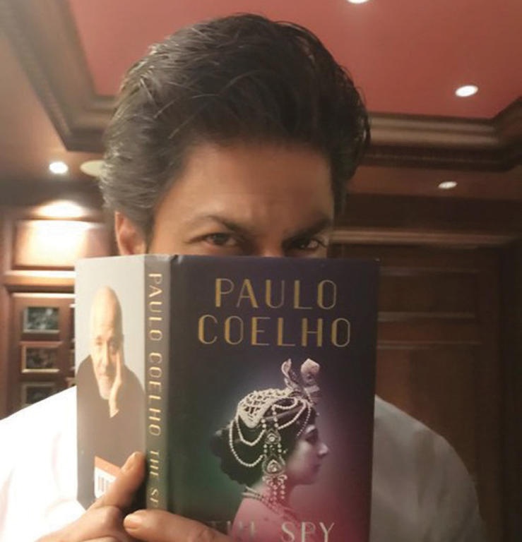 «جاسوسة الجواسيس» .. رواية نجمة الحرب العالمية في يد «شاروخان»