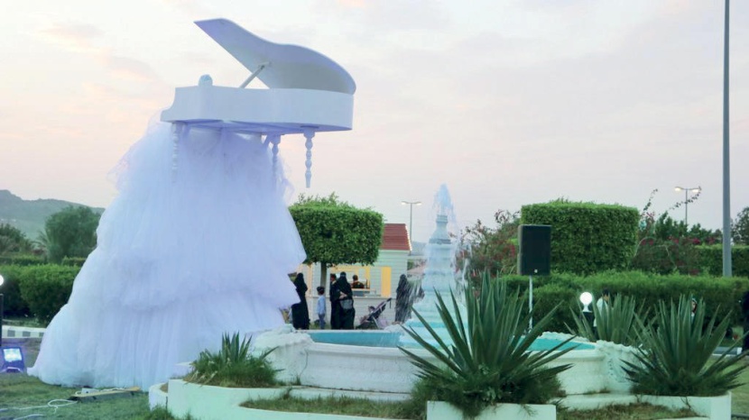 البيانو الطائر يحلق في سماء قرية الهجن