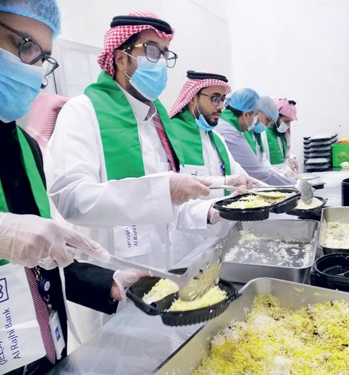 موظفو وموظفات مصرف الراجحي يتطوعون 
مع جمعية إطعام لتعبئة وتغليف فوائض الطعام