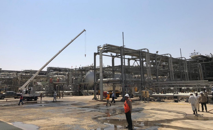 قصة مصورة : وفد من الصحافة العالمية يزور معامل بقيق وخريص 