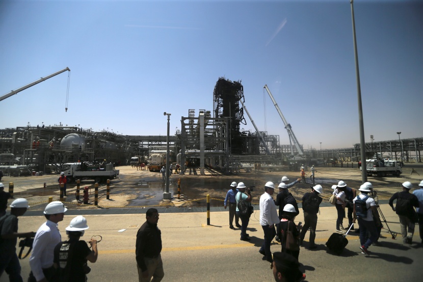 قصة مصورة : وفد من الصحافة العالمية يزور معامل بقيق وخريص 