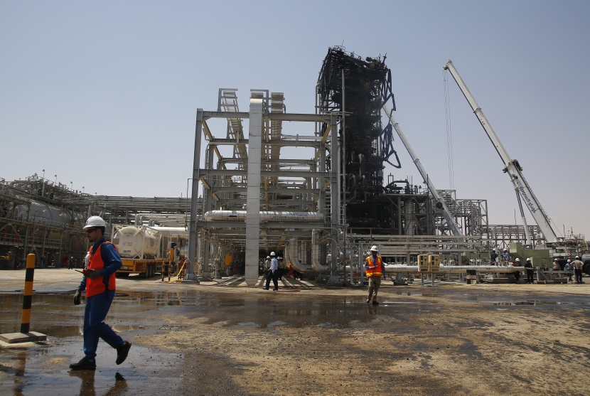 قصة مصورة : وفد من الصحافة العالمية يزور معامل بقيق وخريص 