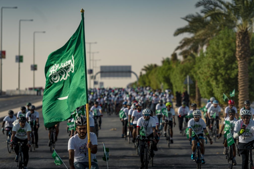 735 شابا يصنعون لوحة وطنية في «ماراثون مسك»