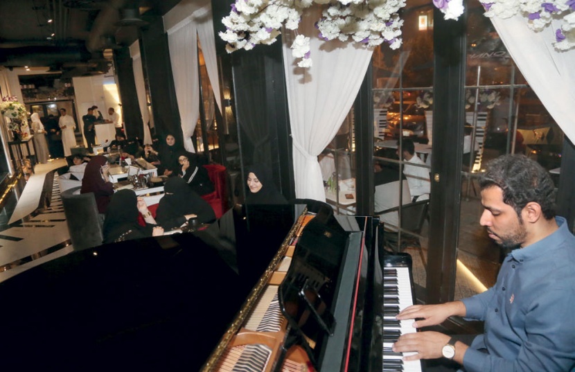 «الموسيقى الحية» .. عامل جذب جديد تتسابق عليه مطاعم الرياض